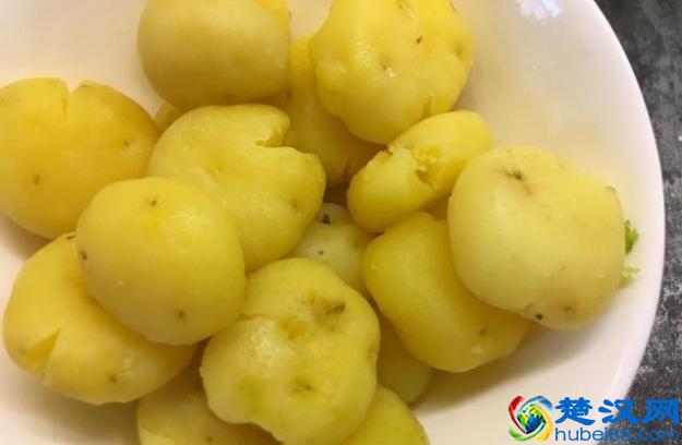 土豆别再炒着吃，试试这种做法，简单到没朋友，比大鱼大肉还好吃