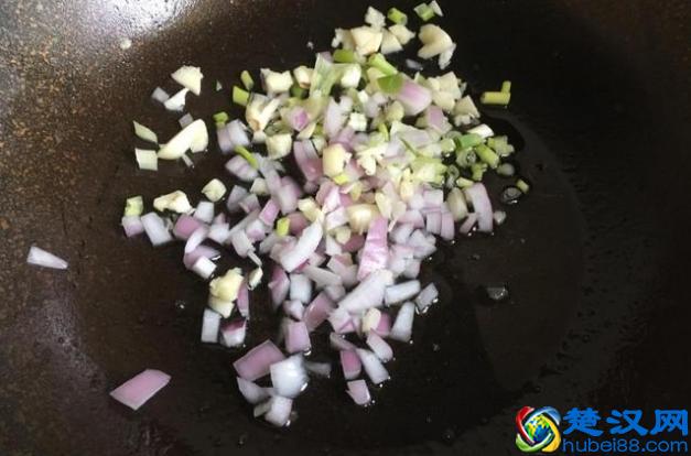 土豆别再炒着吃，试试这种做法，简单到没朋友，比大鱼大肉还好吃