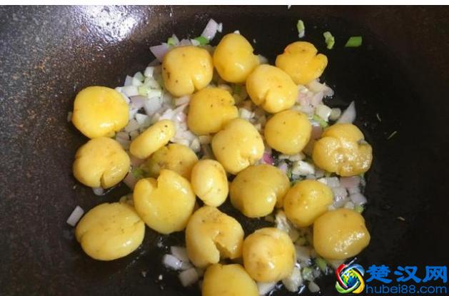 土豆别再炒着吃，试试这种做法，简单到没朋友，比大鱼大肉还好吃