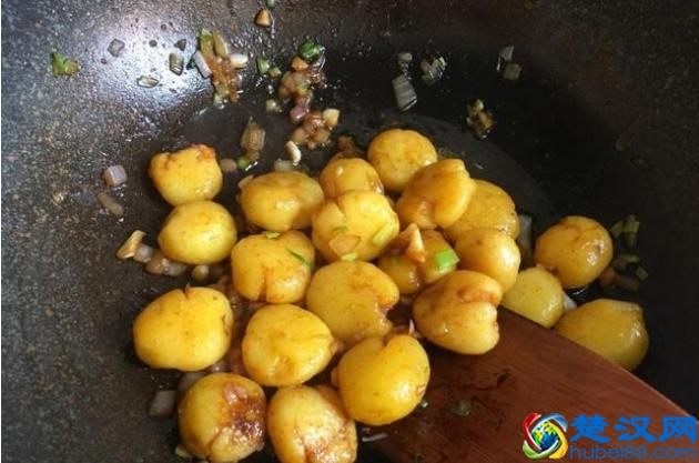 土豆别再炒着吃，试试这种做法，简单到没朋友，比大鱼大肉还好吃