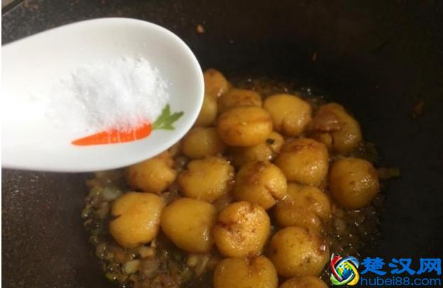 土豆别再炒着吃，试试这种做法，简单到没朋友，比大鱼大肉还好吃