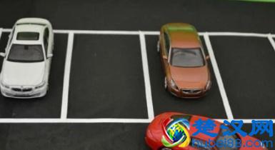 倒车时是看后视镜还是倒车影像？看看老司机怎么说