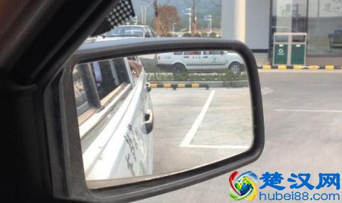 倒车时是看后视镜还是倒车影像？看看老司机怎么说