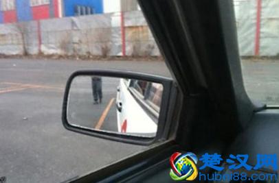 倒车时是看后视镜还是倒车影像？看看老司机怎么说