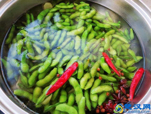 卖烧烤23年的大叔，教你这样煮毛豆，好吃又入味，回头客特别多