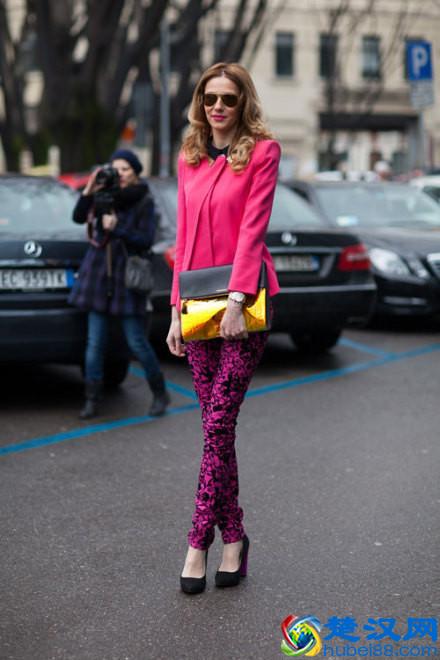 这么亮眼的玫红色，配什么颜色的衣服好看呢