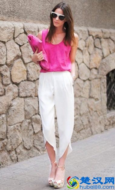 这么亮眼的玫红色，配什么颜色的衣服好看呢