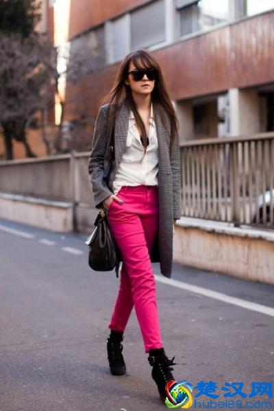 这么亮眼的玫红色，配什么颜色的衣服好看呢