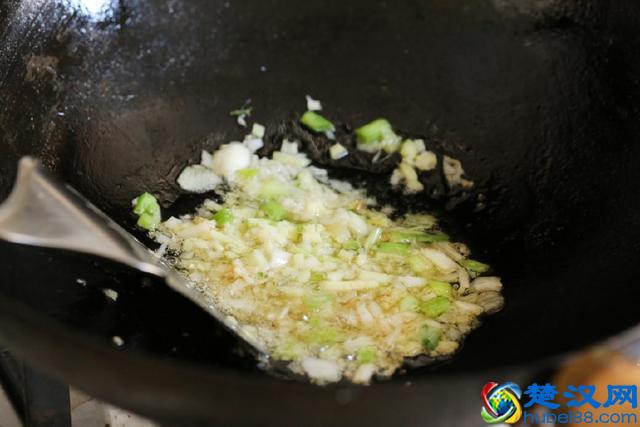 去夜排档必点这菜，就是太贵，向大厨偷师了，想解馋就在家做