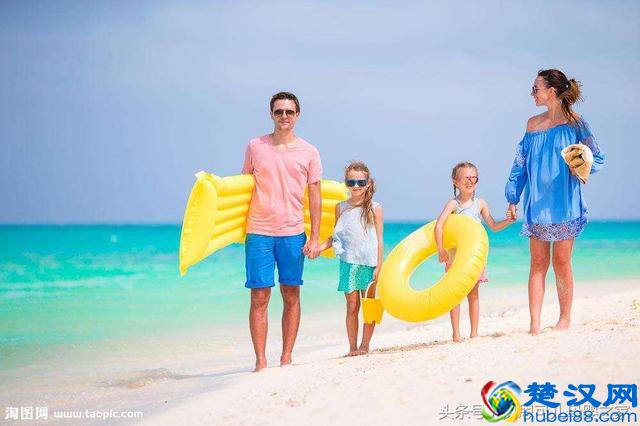 夏天，一家三口去海边穿什么颜色的衣服好看呢？