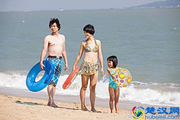 夏天，一家三口去海边穿什么颜色的衣服好看呢？