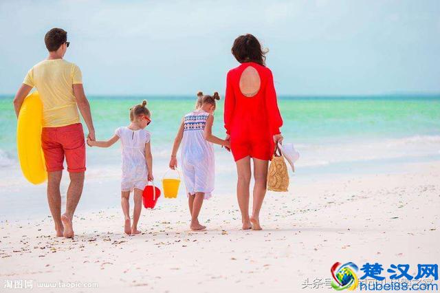 夏天，一家三口去海边穿什么颜色的衣服好看呢？