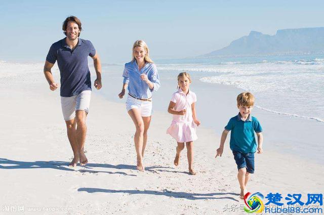 夏天，一家三口去海边穿什么颜色的衣服好看呢？