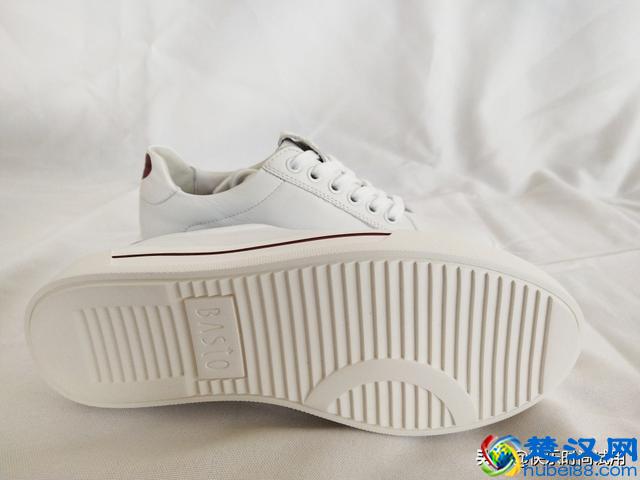 什么牌子的小白鞋好看质量好，百思图2019春系带女小白鞋试用介绍