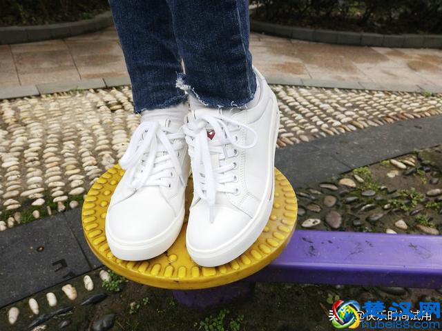 什么牌子的小白鞋好看质量好，百思图2019春系带女小白鞋试用介绍
