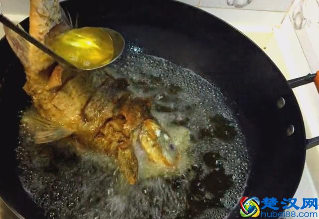 鲤鱼不要在红烧了，2斤大鲤鱼最好吃的做法，大厨看了都点赞！