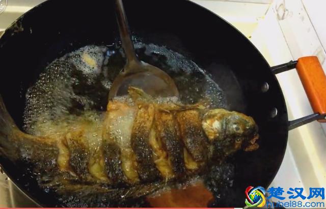 鲤鱼不要在红烧了，2斤大鲤鱼最好吃的做法，大厨看了都点赞！