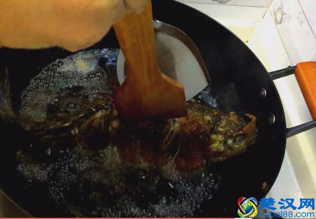 鲤鱼不要在红烧了，2斤大鲤鱼最好吃的做法，大厨看了都点赞！