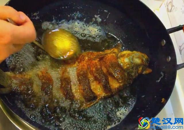 鲤鱼不要在红烧了，2斤大鲤鱼最好吃的做法，大厨看了都点赞！