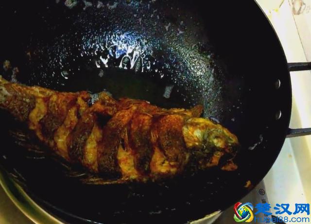 鲤鱼不要在红烧了，2斤大鲤鱼最好吃的做法，大厨看了都点赞！