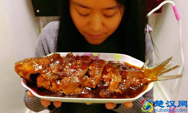 鲤鱼不要在红烧了，2斤大鲤鱼最好吃的做法，大厨看了都点赞！