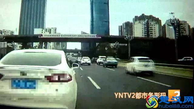 北京路上演疯狂别车！并道不成，急刹逼停后车……