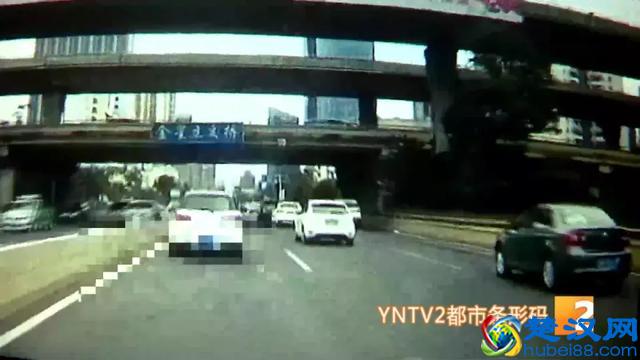 北京路上演疯狂别车！并道不成，急刹逼停后车……