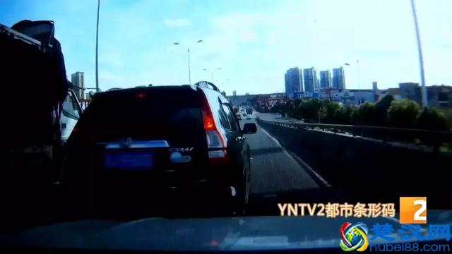 北京路上演疯狂别车！并道不成，急刹逼停后车……
