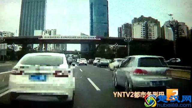 北京路上演疯狂别车！并道不成，急刹逼停后车……