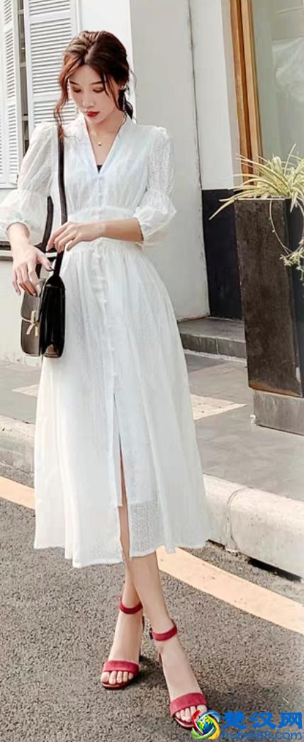 夏季啥鞋好搭衣服？小白鞋经典百搭，高跟鞋有气场，凉拖慵懒休闲