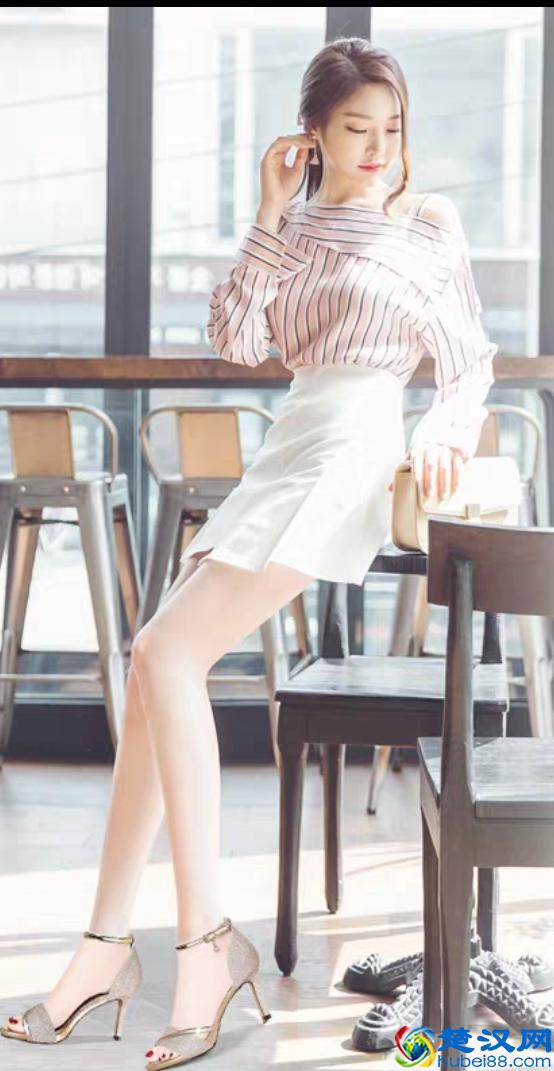 夏季啥鞋好搭衣服？小白鞋经典百搭，高跟鞋有气场，凉拖慵懒休闲