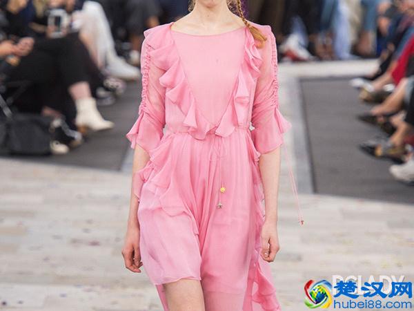 女生夏季穿什么颜色衣服好看 不同颜色衣服的穿搭技巧