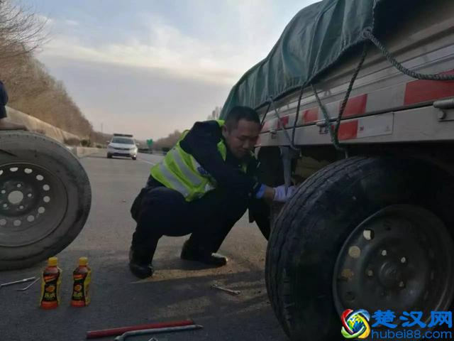 惊险！货车行驶在高速公路上突然爆胎，万幸的是……