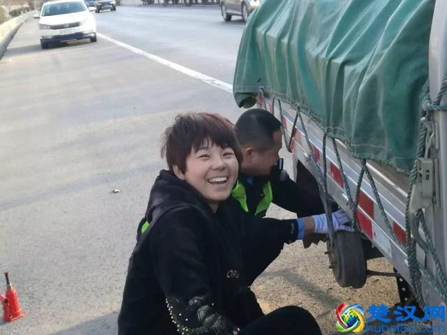 惊险！货车行驶在高速公路上突然爆胎，万幸的是……