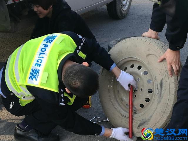 惊险！货车行驶在高速公路上突然爆胎，万幸的是……