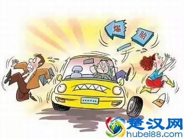 惊险！货车行驶在高速公路上突然爆胎，万幸的是……