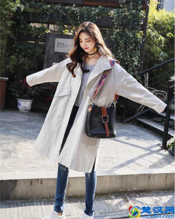 米色风衣里面搭配什么 这几种搭配最chic~