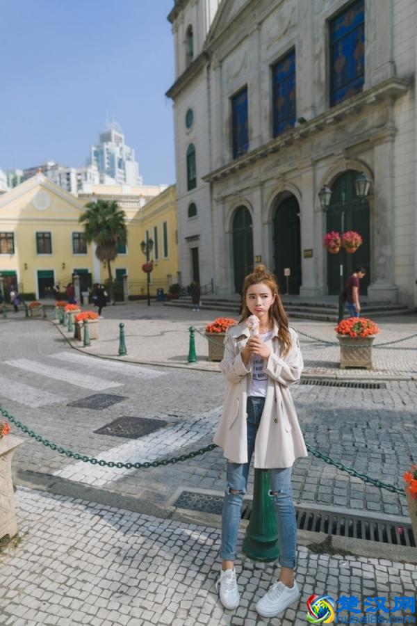 米色风衣里面搭配什么 这几种搭配最chic~