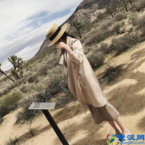 米色风衣里面搭配什么 这几种搭配最chic~