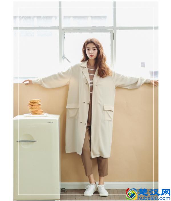 米色风衣里面搭配什么 这几种搭配最chic~