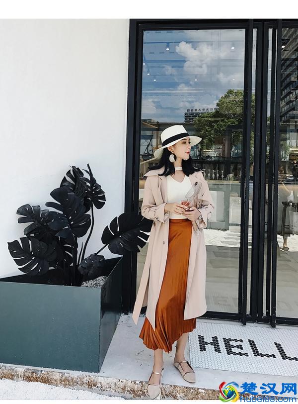 米色风衣里面搭配什么 这几种搭配最chic~