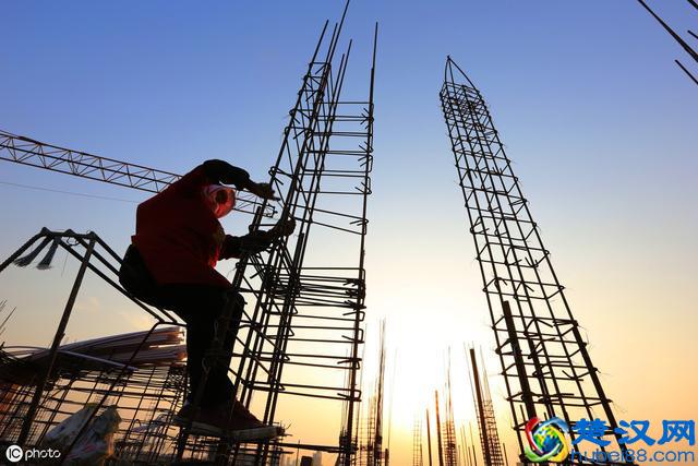 大学毕业一年想创业，应该辞职创业还是边上班边做？