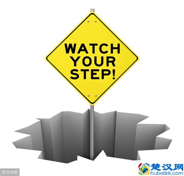 大学毕业一年想创业，应该辞职创业还是边上班边做？