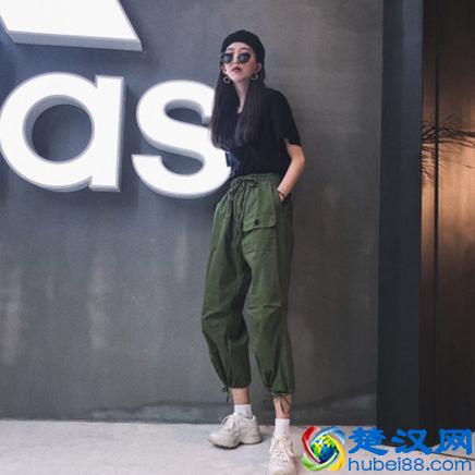 深绿色的裤子，适合搭配上什么样的上衣，我们一起来看看！