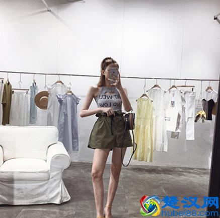 深绿色的裤子，适合搭配上什么样的上衣，我们一起来看看！