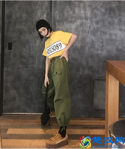 深绿色的裤子，适合搭配上什么样的上衣，我们一起来看看！