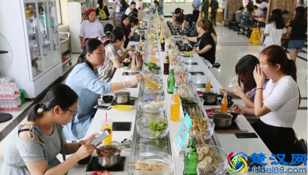 开一家旋转小火锅店，需要投资多少钱，一天能赚多少呢？