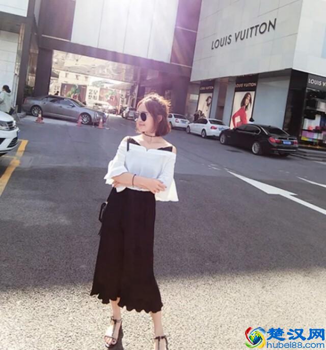 白色上衣＋彩色裤子，简单搭配，时髦100%！