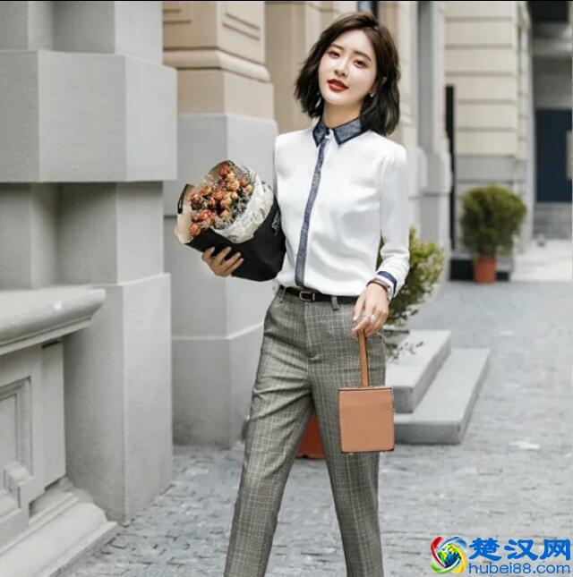 白色上衣＋彩色裤子，简单搭配，时髦100%！