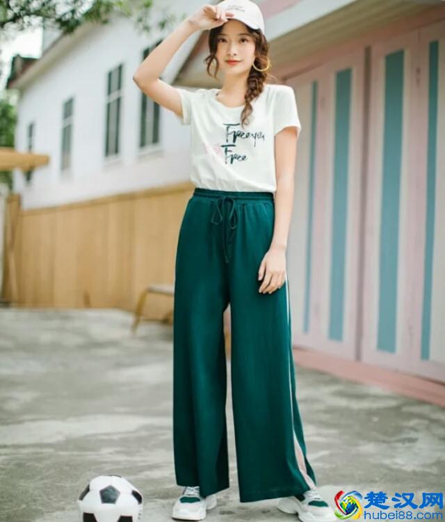 白色上衣＋彩色裤子，简单搭配，时髦100%！